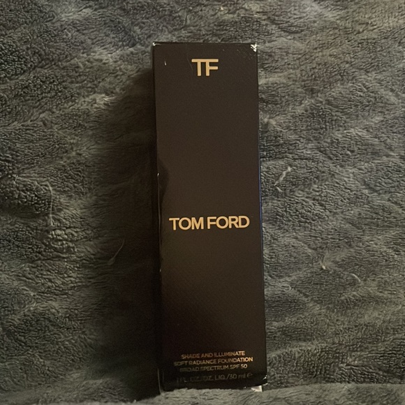 SOLD—TOM FORD Shade & Illuminate Linen 2.5 Foundation - Picture 2 of 6